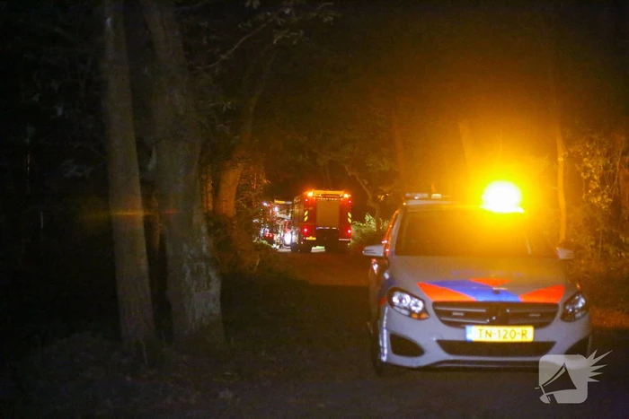 Hulpdiensten onderzoeken vreemde lucht in bosgebied
