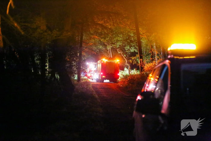 Hulpdiensten onderzoeken vreemde lucht in bosgebied