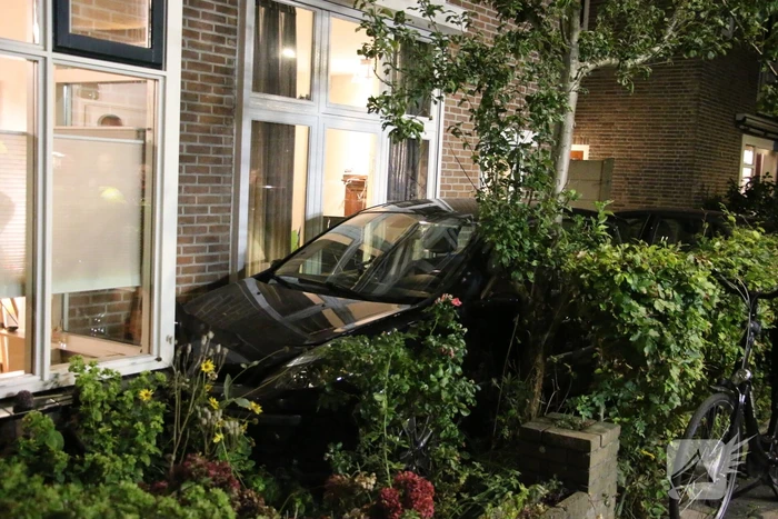 Auto komt tot stilstand tegen erker van woning