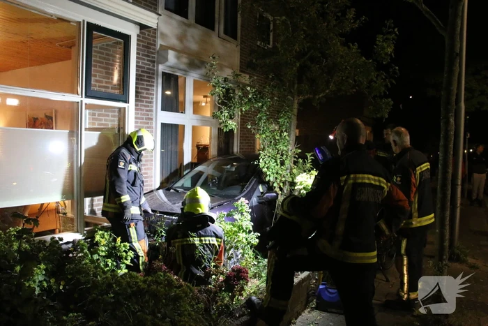 Auto komt tot stilstand tegen erker van woning