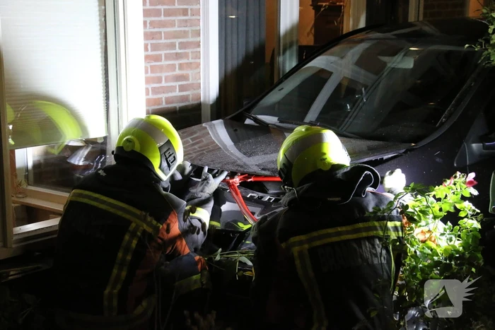 Auto komt tot stilstand tegen erker van woning