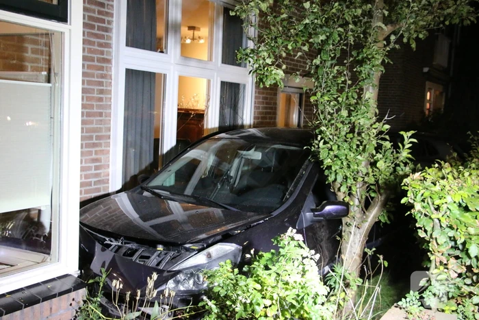 Auto komt tot stilstand tegen erker van woning