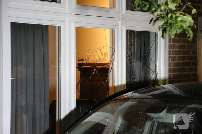 Auto komt tot stilstand tegen erker van woning