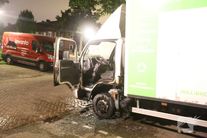 Cockpit kringloop vrachtwagen vat vlam