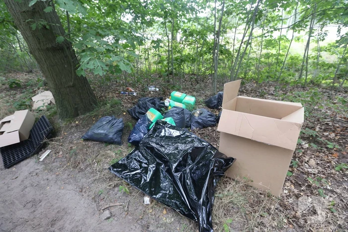 Afval gedumpt langs de weg