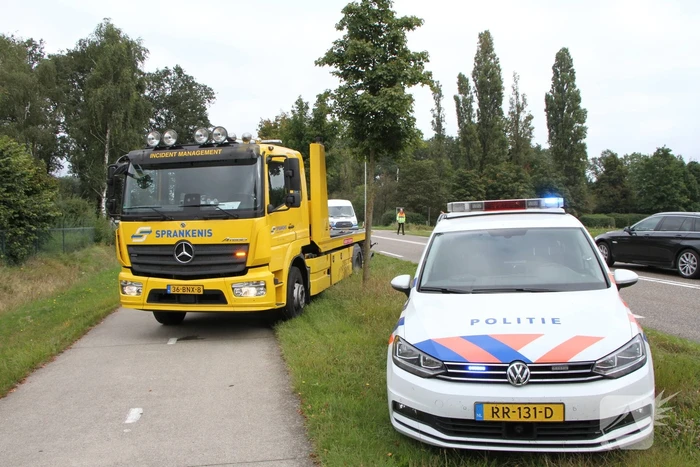 Bestelbus botst achterop personenauto