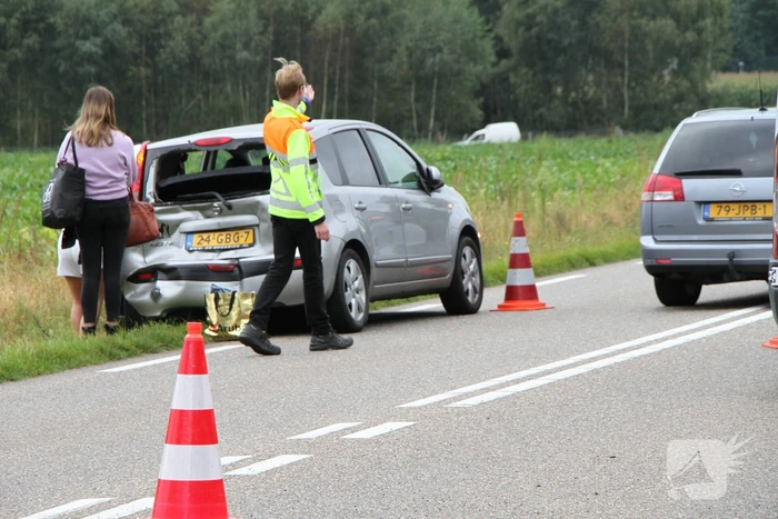 Bestelbus botst achterop personenauto