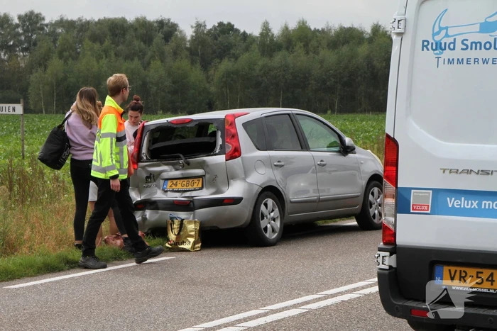 Bestelbus botst achterop personenauto