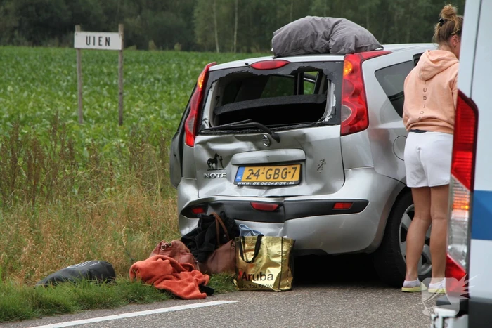 Bestelbus botst achterop personenauto
