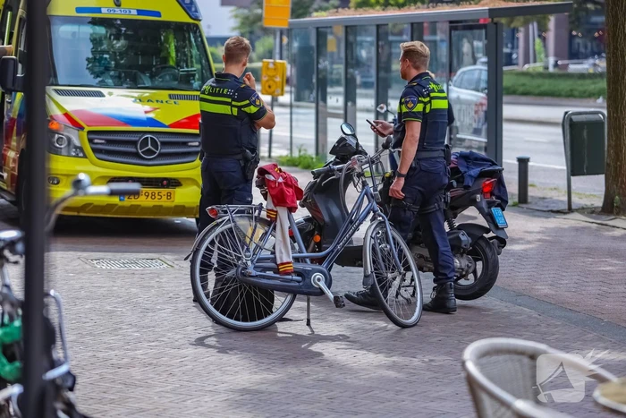 Scooterrijder en fietser botsen op fietspad