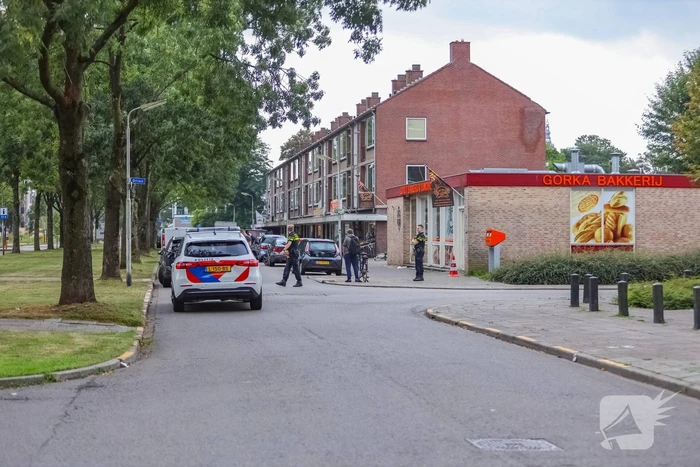 Personenauto botst op e-biker