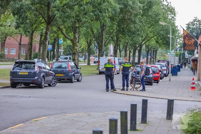 Personenauto botst op e-biker