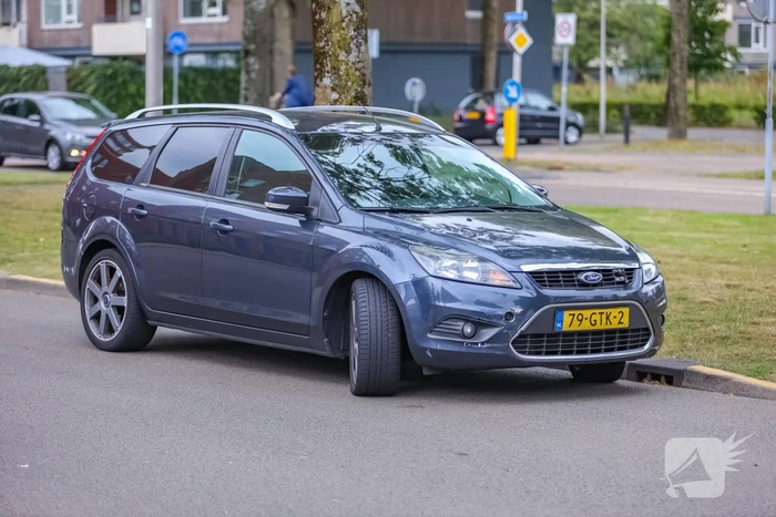 Personenauto botst op e-biker