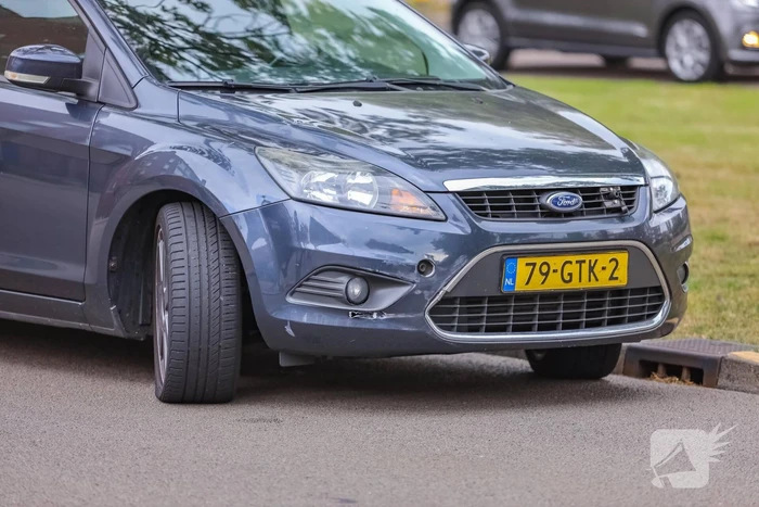 Personenauto botst op e-biker