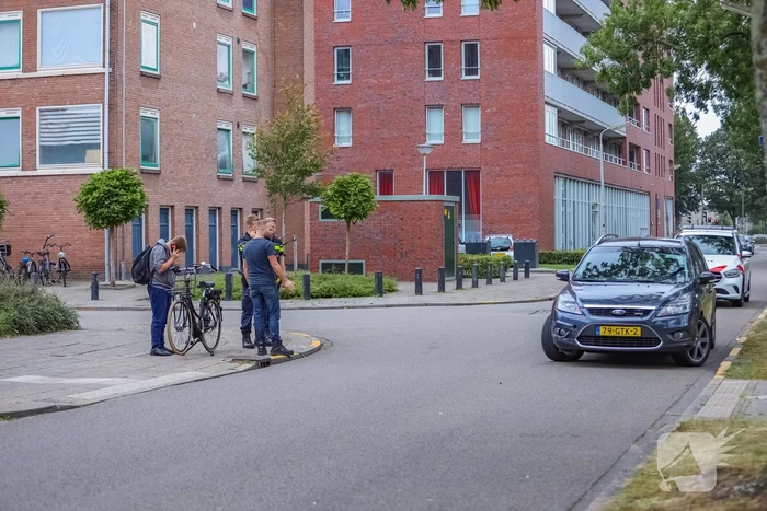 Personenauto botst op e-biker