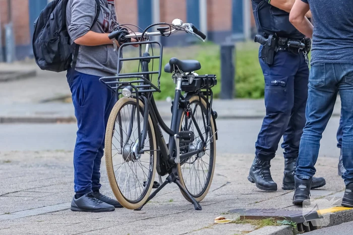 Personenauto botst op e-biker