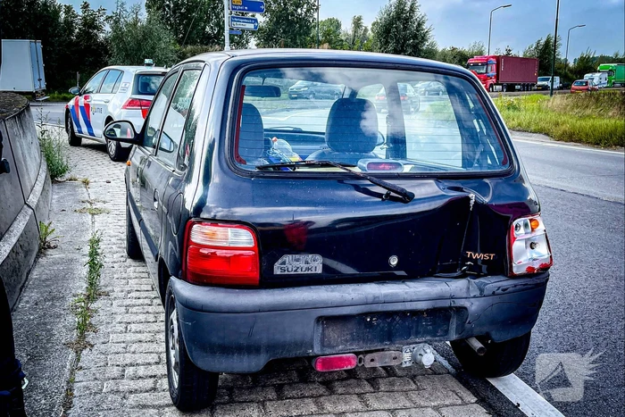 Tractor botst achter op auto