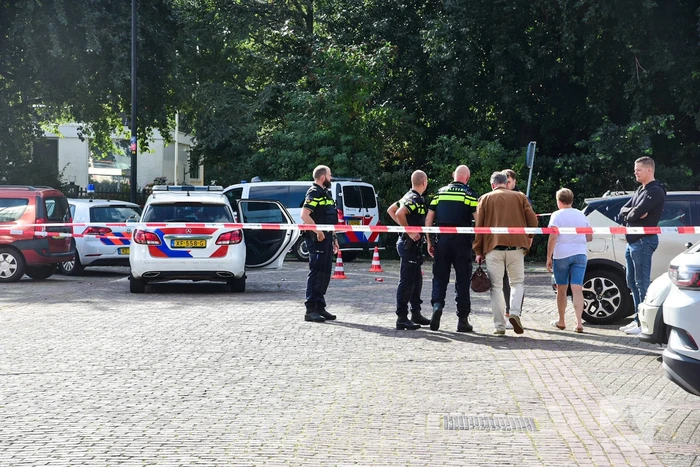 Politie schiet man met vuurwapen neer
