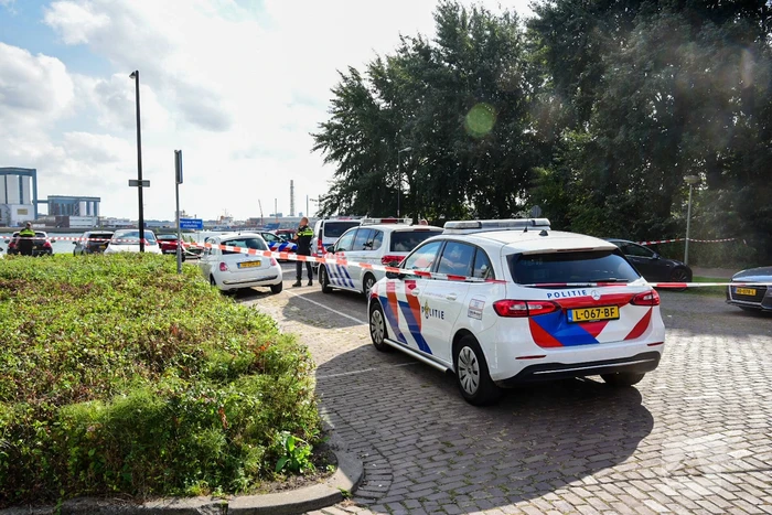 Politie schiet man met vuurwapen neer