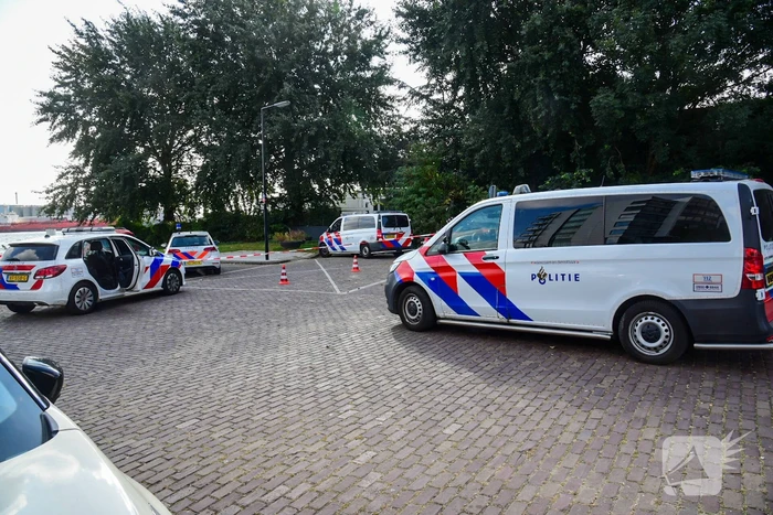 Politie schiet man met vuurwapen neer