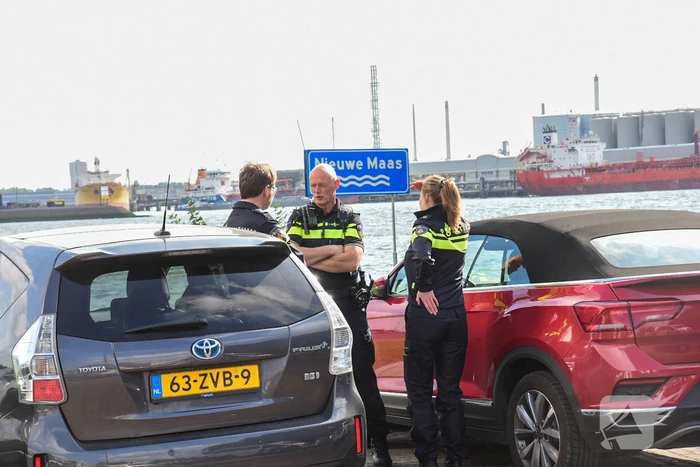 Politie schiet man met vuurwapen neer