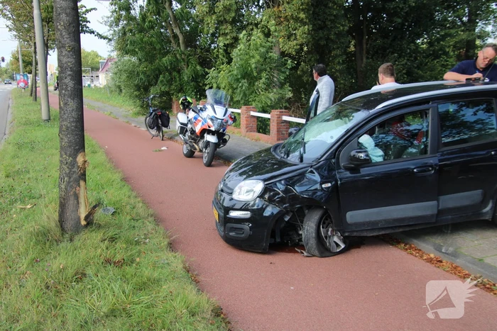 Kerende auto op fietspad zorgt voor ravage