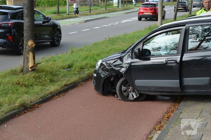 Kerende auto op fietspad zorgt voor ravage