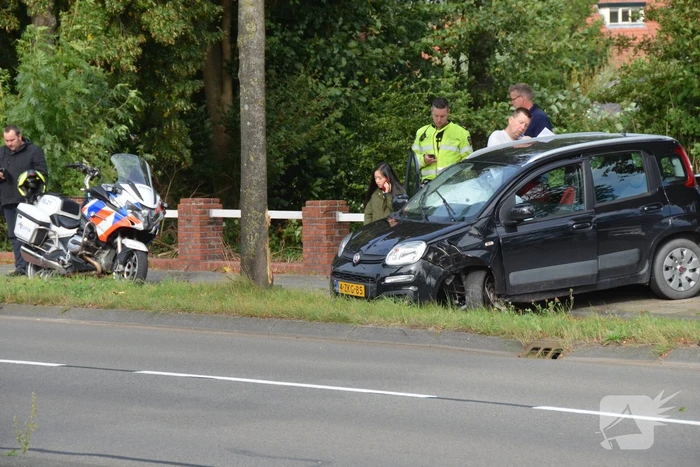 Kerende auto op fietspad zorgt voor ravage