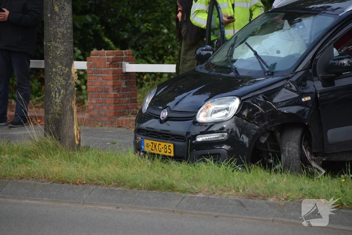 Kerende auto op fietspad zorgt voor ravage