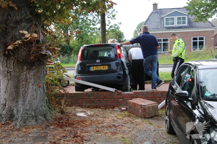 Kerende auto op fietspad zorgt voor ravage
