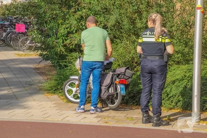 Man op scooter gewond bij aanrijding