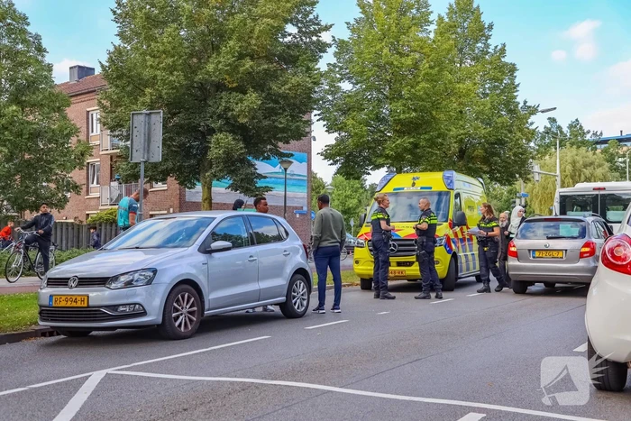 Bestelbus en personenauto met elkaar in botsing tijdens ander ongeval