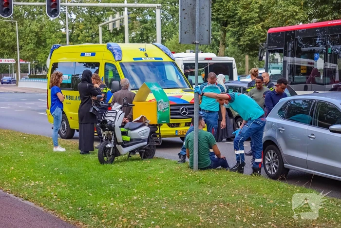 Bestelbus en personenauto met elkaar in botsing tijdens ander ongeval