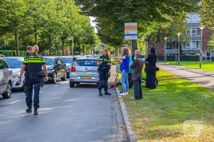 Bestelbus en personenauto met elkaar in botsing tijdens ander ongeval