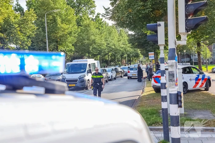 Bestelbus en personenauto met elkaar in botsing tijdens ander ongeval