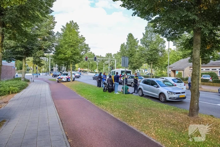 Bestelbus en personenauto met elkaar in botsing tijdens ander ongeval
