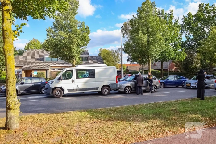 Bestelbus en personenauto met elkaar in botsing tijdens ander ongeval