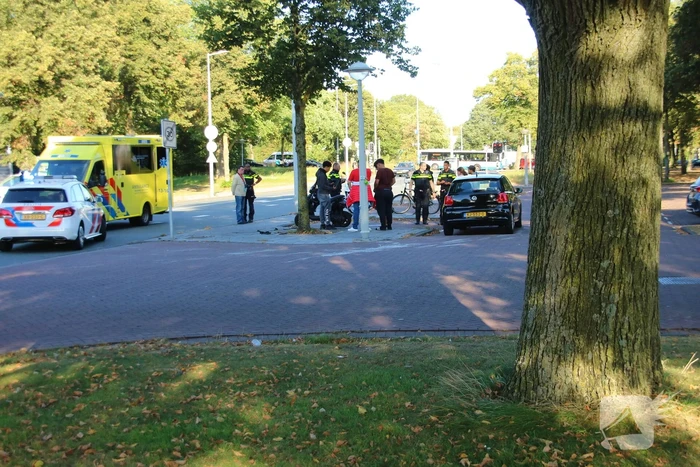 Bijrijder van brommer gewond door aanrijding