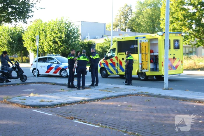 Bijrijder van brommer gewond door aanrijding