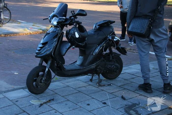 Bijrijder van brommer gewond door aanrijding