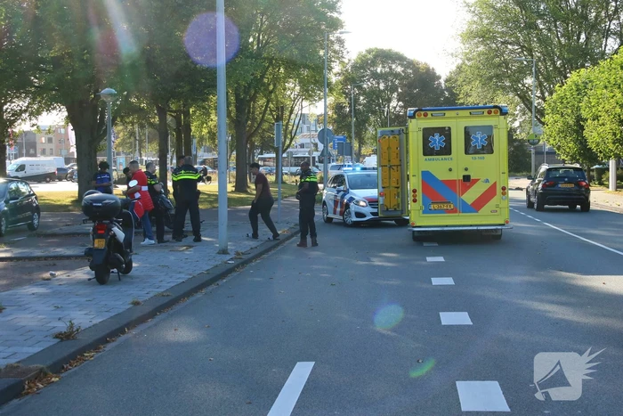 Bijrijder van brommer gewond door aanrijding
