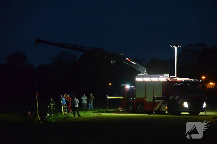 Brandweer takelt paard uit sloot