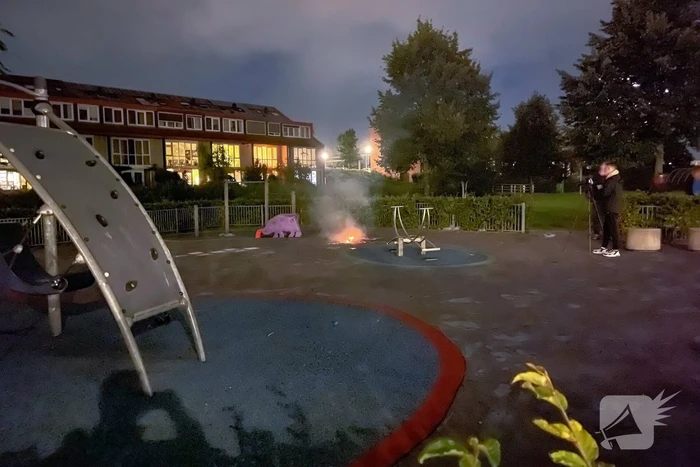 Folders in brand op speeltuin
