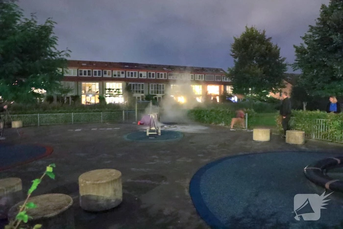 Folders in brand op speeltuin