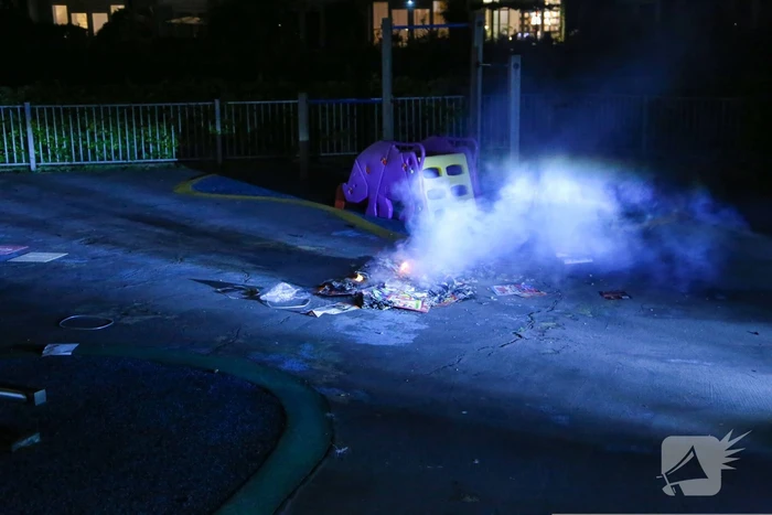 Folders in brand op speeltuin