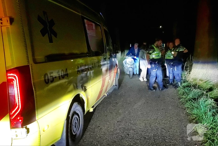 Scooterrijder gewond bij botsing tegen boom