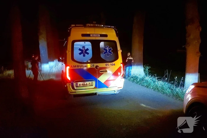 Scooterrijder gewond bij botsing tegen boom