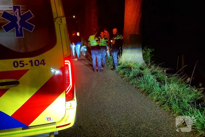 Scooterrijder gewond bij botsing tegen boom