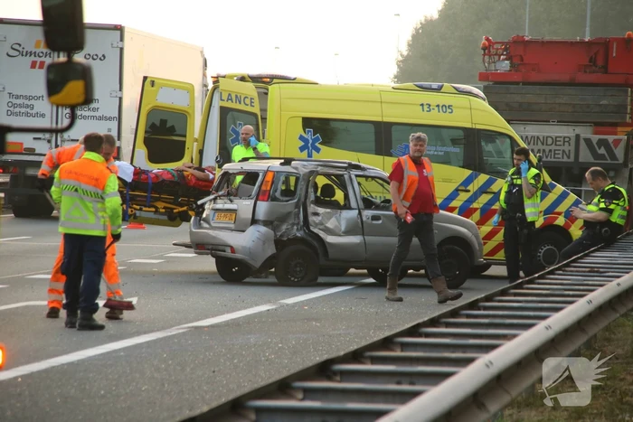 Auto in botsing met mobiele kraan