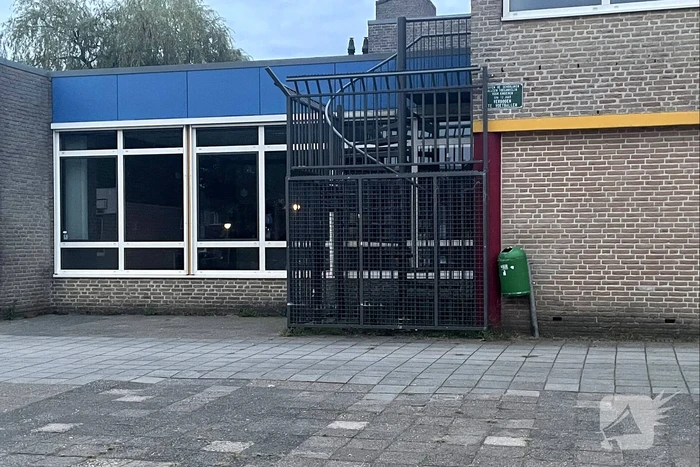 Persoon valt van dak van leegstaande RK basisschool Dr Ariëns
